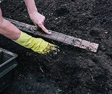Boden begradigen Erde Handschuh Brett Rasenpflege